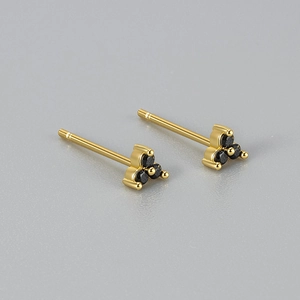Minimalistische gouden driehoekige oorknopjes met drie ronde zwarte zirkonia steentjes