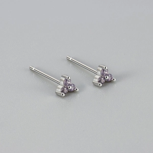 Minimalistische geometrische driehoekige oorknopjes met paarse zirkoon van zilver