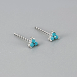 Minimalistische geometrische driehoek oorknopjes met turquoise steentjes in S925 zilver