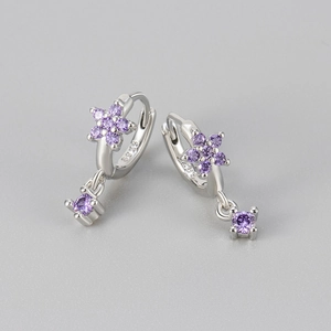 Detailansicht von S925 Silber Ohrringen mit lila Zirkonia-Blüten und Blumen-Anhängern