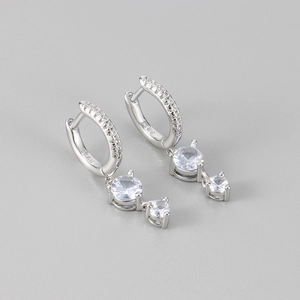 Détail de boucles d'oreilles pendantes en argent S925 avec pierres de zircone cubique