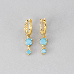 Détail de boucles d'oreilles en argent S925 avec pierres bleues et cristaux