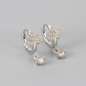 Detailansicht der S925 Silber Blumenohrringe mit Champagner-Zirkonia und Punzierung