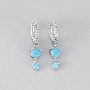 Gros plan du poinçon S925 sur boucles d'oreilles pendantes en zircon bleu et cristaux
