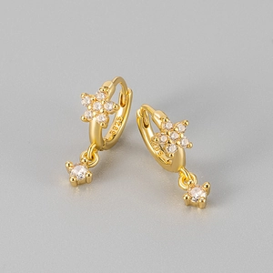 Makro-Detail des goldenen Blumen-Ohrrings mit S925-Stempel und Zirkonia-Stein