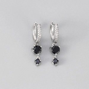Vue détaillée de boucles d'oreilles pendantes en argent S925 avec zircons noirs