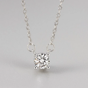 Collier classique en argent avec pendentif diamant solitaire et monture minimaliste à 4 griffes