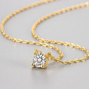 Collier solitaire doré classique avec pendentif en zircon brillant sur chaîne fine