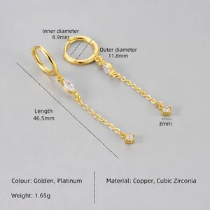 Dettaglio di orecchini pendenti placcati in oro con catena e zirconi taglio marquise