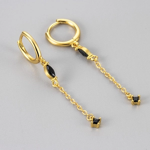 Dettaglio orecchini nappa dorati con pietre nere e frange a catena lunga ed elegante