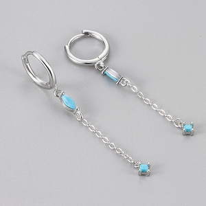 Dettaglio di orecchini a cerchio in argento con gemme blu a marquise e quadrate