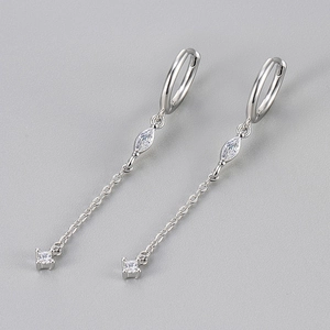 Orecchini pendenti in argento con zirconi marquise e quadrati e dettaglio a catena lunga