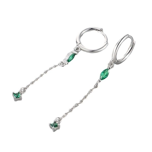 Orecchini pendenti in argento con cristalli verde smeraldo e nappine sottili dal design elegante