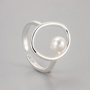 Minimalistischer S925 Sterlingsilber verstellbarer Ring mit weißer Perle im geometrischen Kreis