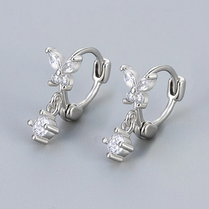 Orecchini a cerchio a farfalla in argento con pendenti in zircone, stile trendy del 2024