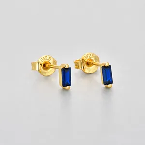 Nahaufnahme der rechteckigen blauen Zirkon-Ohrstecker aus vergoldetem S925 Silber mit Maßen
