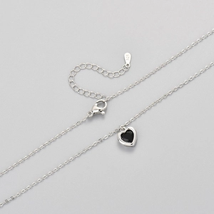 Gepolijste 925 zilveren hart ketting met zwarte edelsteen hanger en karabijnsluiting