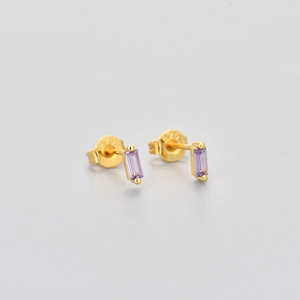 Detail von 925er Silber Ohrstecker mit lila Zirkonia und eleganter Goldbeschichtung