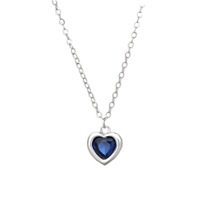 Minimalistische zilveren ketting met een diepblauwe gefacetteerde hart hanger