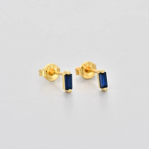 Makro-Detail des blauen Zirkon-Ohrsteckers mit eingraviertem S925 Silber-Stempel