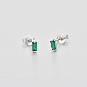 Nahaufnahme der 925er Silberpunze und der smaragdgrünen rechteckigen Zirkonia-Ohrstecker