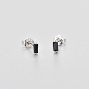 Makro-Detail von S925 Sterlingsilber-Ohrsteckern mit schwarzen Zirkoniasteinen