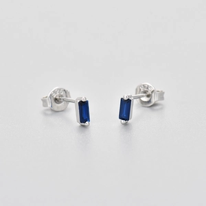 Makro-Detail der 925er Silberstempel und blauer Zirkon-Ohrstecker in Rechteckform