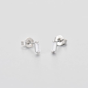 Detailansicht der Zirkonia-Ohrstecker mit S925 Sterlingsilber-Verschluss für Damen