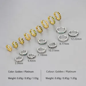 Dettaglio degli orecchini a cerchio con zirconi e sei misure di diametro da 5,9 mm a 12,2 mm