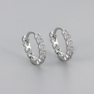 Eleganti orecchini a cerchio in argento con zirconi scintillanti da donna
