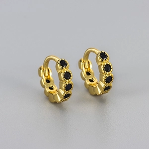 Orecchini a cerchio dorati chic con pietre di zircone nero dal taglio rotondo