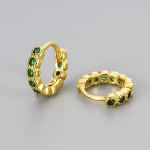 Macro di orecchini huggie placcati in oro con incastonatura di zirconi verde smeraldo