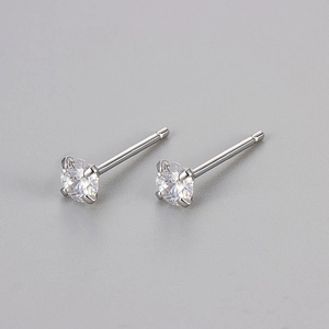 Boucles d'oreilles rondes en argent et zircon avec serti à 4 griffes pour le quotidien