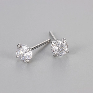 Détail macro du poinçon S925 en argent sur de petites boucles d'oreilles en zircone