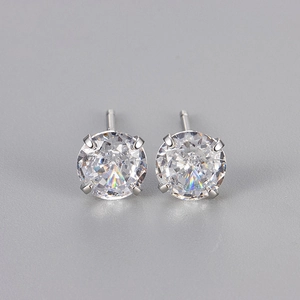 Vue macro de boucles d'oreilles en zircone cubique ronde avec sertissage à quatre griffes