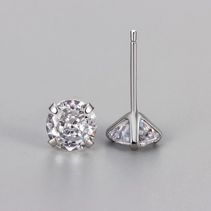 Vue détaillée de boucles d'oreilles en zircone avec monture classique à quatre griffes