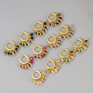 Orecchini a Cerchio Huggie con Nappa in Zirconia Colorata in Rame Placcato Oro Design di Nicchia Orecchini Pendenti a Goccia d'Acqua Gioielli Donna