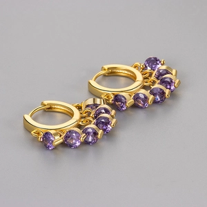 Orecchini a cerchio dorati con zirconi viola pendenti in castone a griffe classico