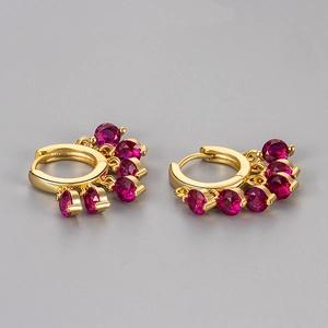 Orecchini a cerchio dorati con cinque ciondoli in zircone color magenta vivace