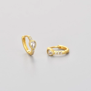 Elegante vergulde geometrische huggie oorbellen met peervormige zirkonia
