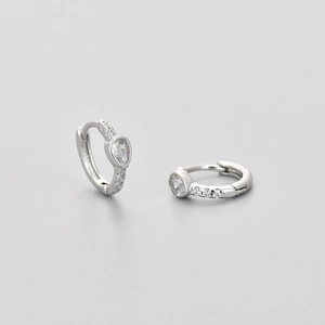 Elegante geometrische zilveren oorringen met druppelvormige en ronde zirkoniasteentjes