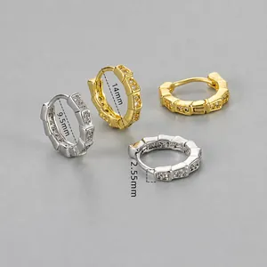 Dettaglio orecchini a cerchio stile bambù con strass in platino e oro