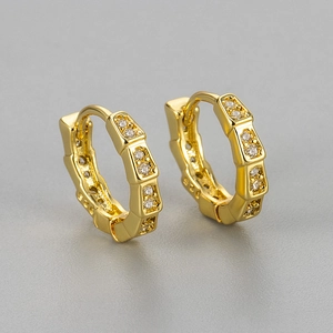 Orecchini a cerchio in argento S925 placcato oro con design a bambù e diamanti lucidi