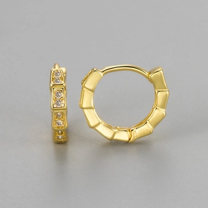 Eleganti orecchini a cerchio dorati con design a bambù e strass luccicanti da donna