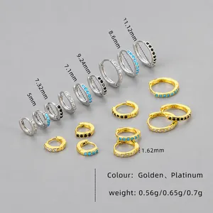 Confronto dettagliato delle dimensioni degli orecchini huggie in oro e argento con zirconi