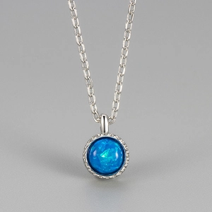 Elegante collana in argento con ciondolo in opale blu tondo e castone testurizzato
