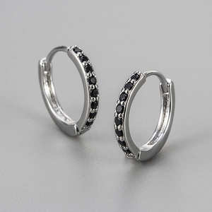 Eleganti orecchini a cerchio in argento lucido con micro-zirconi neri incastonati
