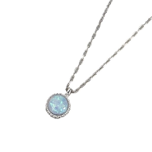 Elegante collana opale argento con gemma tonda azzurra e cornice metallica ondulata