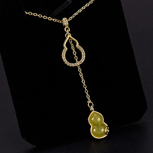 Elegante collana con pendente a forma di zucca in giada Hetian e finitura oro