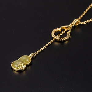 Collana a zucca in giada Hetian dorata con intarsi di smeraldo e accenti brillanti